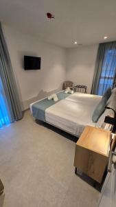 Postel nebo postele na pokoji v ubytování Hostal Rambla 24 by Holihome