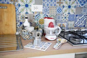 - un comptoir de cuisine avec un mixeur et une cuisinière dans l'établissement La Terrazza sugli dei 2, à Agerola