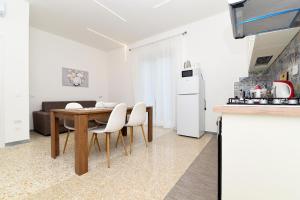 une cuisine et une salle à manger avec une table et des chaises dans l'établissement La Terrazza sugli dei 2, à Agerola 41 autres photos