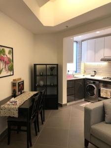 Kuchyň nebo kuchyňský kout v ubytování Luxury 1 BR Apt DAMAC Abdali
