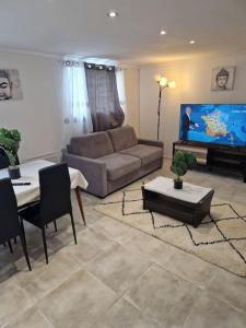 Televisyen dan/atau pusat hiburan di Appartement en résidence