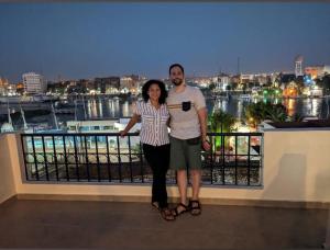 un uomo e una donna in piedi su un balcone di notte di FADL Kato a Aswan