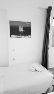 1 dormitorio con 1 cama y una foto en la pared en Eleanna's Mykonos, en Mykonos ciudad