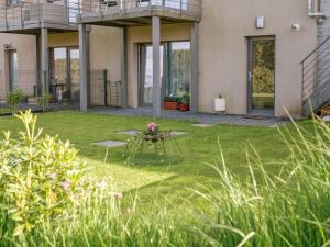 a garden with a table with flowers on it at Escapade en Ardenne - Appartement Sur Jardin Verdoyant in Bertrix +9 photos