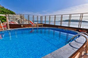 Bazén v ubytování A&S Penthouse with pool and sea view nebo v jeho okolí