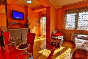 TV a/nebo společenská místnost v ubytování A&S Penthouse with pool and sea view
