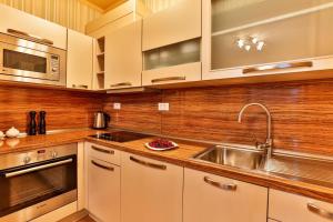 Kuchyň nebo kuchyňský kout v ubytování A&S Penthouse with pool and sea view