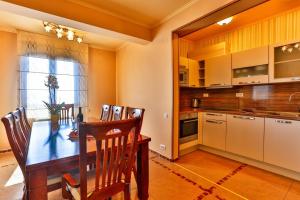 Kuchyň nebo kuchyňský kout v ubytování A&S Penthouse with pool and sea view