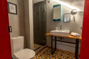 Łazienka z białą toaletą i umywalką w obiekcie Hause Virgo w mieście Samotraka