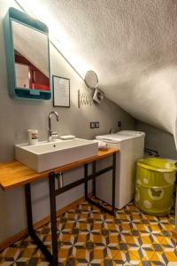 łazienka z umywalką i toaletą w obiekcie Hause Virgo w mieście Samotraka