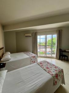 Postel nebo postele na pokoji v ubytování Moura Palace Hotel