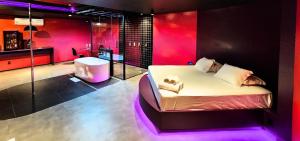 a bedroom with a bed in a room with pink walls at Andar de Cima Suítes in Sao Paulo
