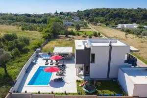 uma vista aérea de uma villa com piscina em Villa Edis em Pula