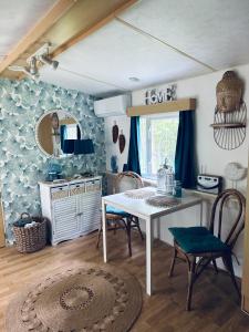 a dining room with a table and chairs in a room at Domek holenderski Hampton in Dominice