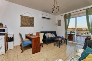 Χώρος καθιστικού στο Golden Sunset Apartment