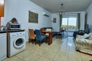 Η κουζίνα ή μικρή κουζίνα στο Golden Sunset Apartment