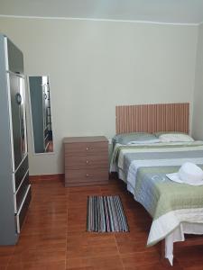 DEPARTAMENTO AMOBLADO 4 Camas 3 habitaciones في هانوكو: غرفة نوم بسرير وخزانة ومرآة