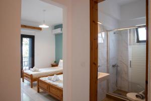 A bathroom at Manos Kritikakis Apartments