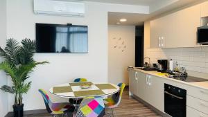 Cozy apartment with terrace, SJ Cosmopolitan Tower في سان خوسيه: مطبخ مع طاولة وكراسي في غرفة