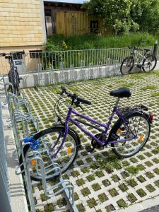 ein lila Fahrrad wird neben zwei Stühlen geparkt in der Unterkunft Gartenapartment Mariazell in Mariazell