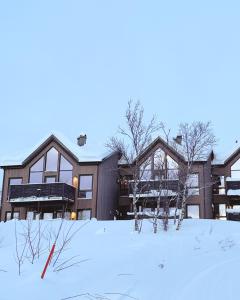 ein großes Haus im Schnee mit Schnee in der Unterkunft Skaidi Luxury Lodge – Heart of the Arctic in Hammerfest