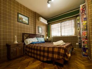 a bedroom with a bed and a window in it at Rodex Hostel Tucuman in San Miguel de Tucumán