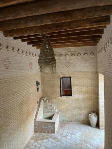 uma casa de banho com um lavatório numa parede de tijolos em Maison d'hôtes "Dar Khalifa" em Tozeur