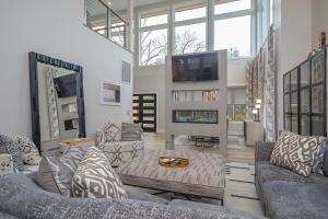 Μια τηλεόραση ή/και κέντρο ψυχαγωγίας στο Skyview Oasis Modern Build 1 Mile from Downtown Black Mtn!