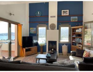 Skiathos Seaview Villa with Pool في Punta: غرفة معيشة بحائط ازرق