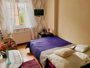 a small bedroom with a bed and a window at Pokoje Gościnne Razem 10 min do plaży in Władysławowo