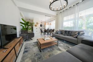 un salon avec un canapé et une table dans l'établissement Green Hills Luxury Villa Fethiye, Yesiluzumlu by Sunworld Villas, à Fethiye