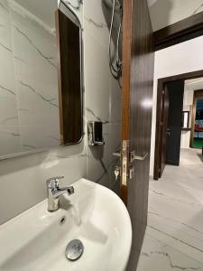 Koupelna v ubytování Stylish Luxe Apartment F-R 0003 + 21 fotografií