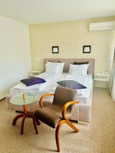 um quarto com 2 camas, uma mesa e uma cadeira em Halvat Guesthouse em Sarajevo