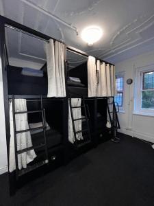 雪梨的住宿－Potts Point Hostel，一间客房内配有两张双层床的房间