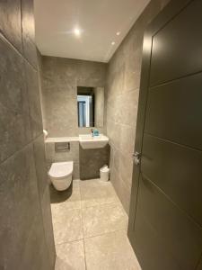 Ένα μπάνιο στο 2 The View apartments Ilfracombe - Seafront, Parking, Lift, EV +38 φωτογραφίες