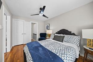 a bedroom with a bed and a ceiling fan at The Carriage House Retreat in Houston +16 photos