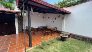 阿約拉港的住宿－加拉帕戈斯套房住宿加早餐旅館，白色墙壁上配有桌椅的庭院