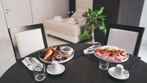 uma mesa com dois pratos de comida em Morin 10 Rome Exclusive Suites em Roma