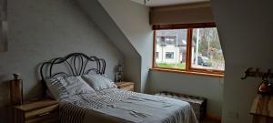 una camera da letto con un letto e una finestra di Rooms at The Cooperage a Auchleven