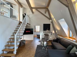 salon ze schodami i kanapą w obiekcie TRULY - Viel Platz für Business & Familie - Modern, Garage, Fahrstuhl w Augsburgu