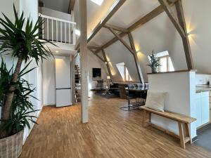 ein Wohnzimmer mit einem Sofa und einem Tisch in der Unterkunft TRULY - Viel Platz für Business & Familie - Modern, Garage, Fahrstuhl in Augsburg