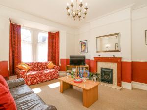 ein Wohnzimmer mit Couch und Kamin in der Unterkunft Gone Fishing in Weymouth