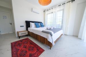 - une chambre avec un grand lit et un tapis rouge dans l'établissement Misty Mountain Luxury Villa Fethiye, Yesiluzumlu by Sunworld Villas, à Fethiye 33 autres photos
