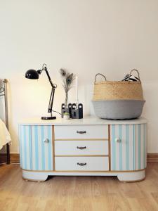 a dresser with a basket on top of it at Alte Schusterei direkt am Fluss und Altstadt in Oberndorf
