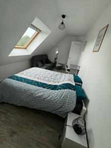 sypialnia z dużym łóżkiem na poddaszu w obiekcie Chambre chez thomas w mieście Glos-sur-Lisieux