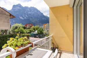 d'un balcon avec un banc et une vue sur la montagne. dans l'établissement Cosy apartment near the Lake, à Riva del Garda