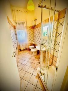 A bathroom at Minturnae Hotel
