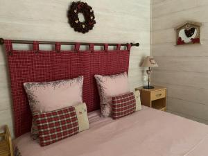 a bedroom with a bed with a red headboard and pillows at Chambres d'Hôtes des Cascades St-Nicolas in Kruth