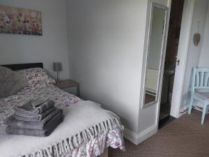 Uma cama ou camas num quarto em Castleview Apartment 1