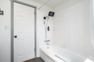 Ένα μπάνιο στο CLOSE to Disney Chic Entertainer with Arcade +26 φωτογραφίες